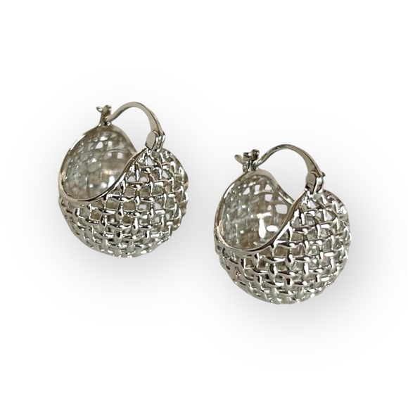 LAST 1 🔥 Basketweave Huggie Earrings Silver Tone Luxury Jewelry - Picture 1 of 7